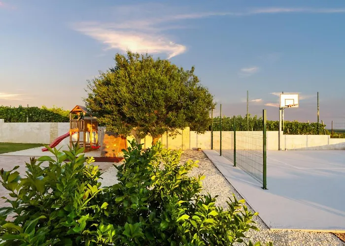 Villa Milamar By Guide Ladevci